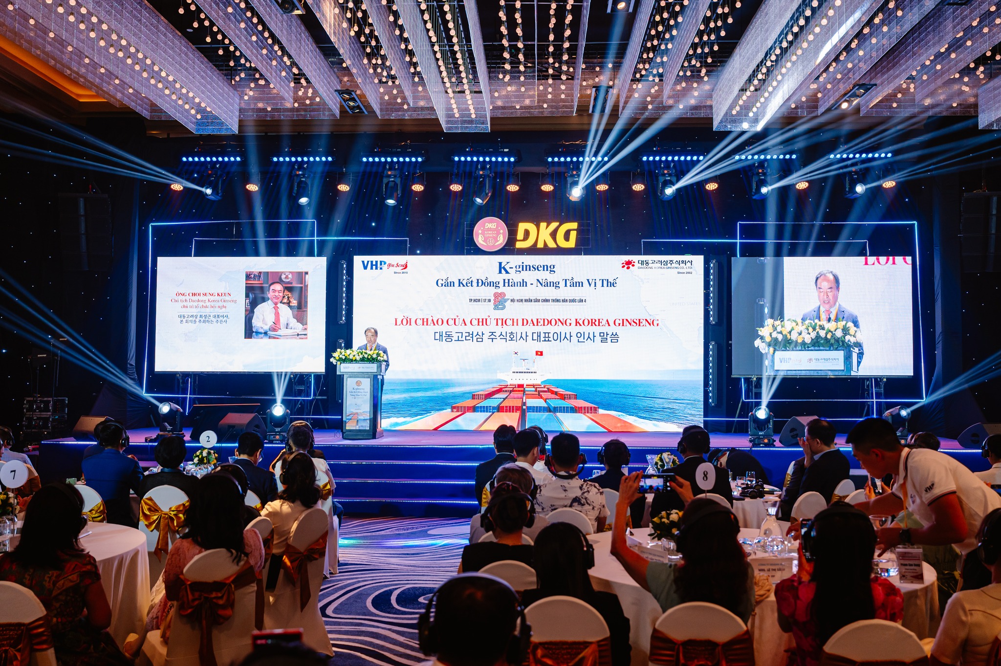 Toàn cảnh khu trưng bày Hội nghị Khách hàng 2025 - không gian được thiết kế như một hành trình trải nghiệm từ truyền thống đến tương lai. Toàn cảnh khu trưng bày Hội nghị Khách hàng 2025 - không gian được thiết kế như một hành trình trải nghiệm từ truyền thống đến tương lai.