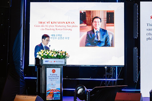 ThS. Kim Youngwan - Giám đốc Marketing sản phẩm DKG chia sẻ tại Tọa đàm 1, Hội nghị Khách hàng 2025 ThS. Kim Youngwan - Giám đốc Marketing sản phẩm DKG chia sẻ tại Tọa đàm 1, Hội nghị Khách hàng 2025